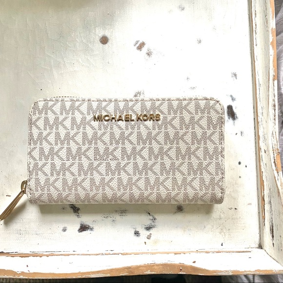 Michael Kors Handbags - •Michael Kors Jet Set large multifunction wallet NWT• OS